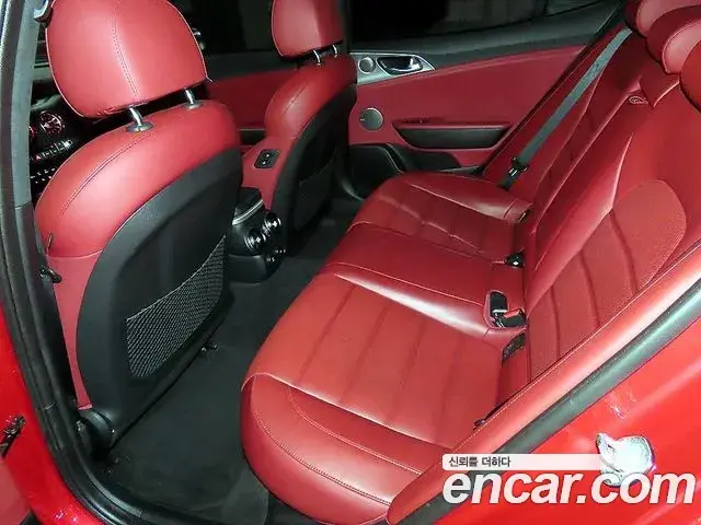 Kia Stinger 2018 — ფოტო 14/20