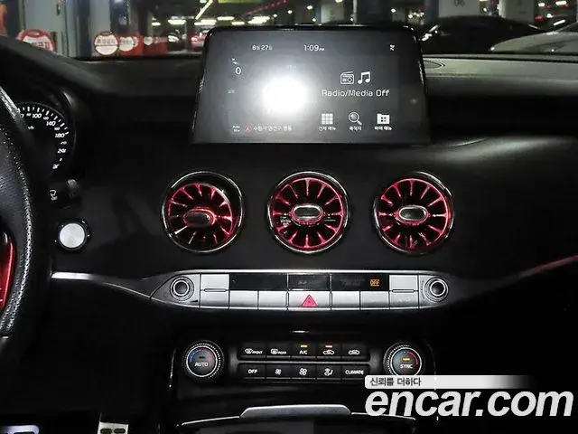 Kia Stinger 2018 — ფოტო 8/20