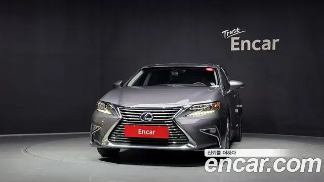 Lexus ES300h 2018 — Фото 3/20