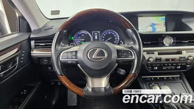 Lexus ES300h 2018 — Фото 13/20
