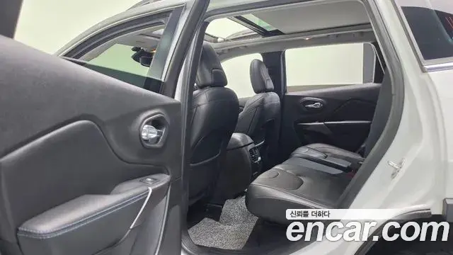 Jeep Cherokee 2019 — Photo 11/20