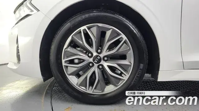 Kia K5 2020 — ფოტო 6/20
