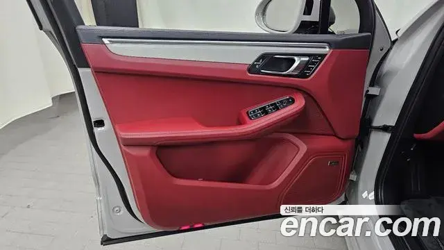 Porsche Macan 2022 — Şəkil 31/32