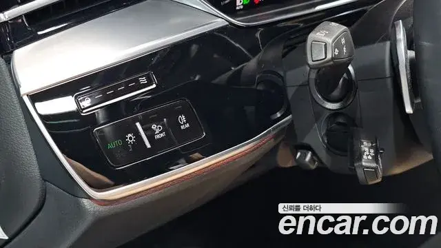 Audi A8 2021 — Фото 16/20