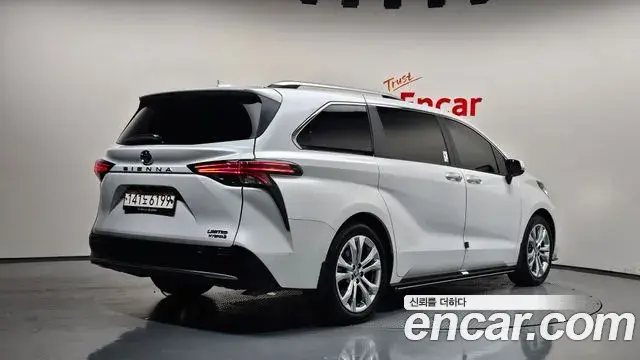 Toyota Sienna 2023 — Фото 2/20