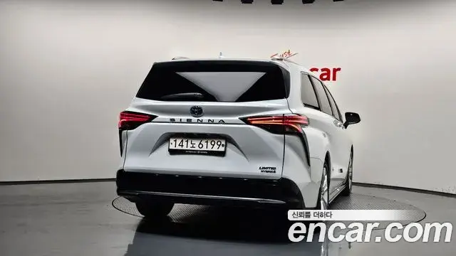 Toyota Sienna 2023 — Фото 4/20