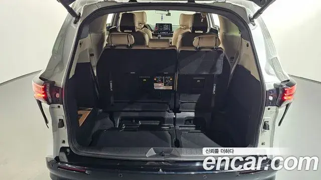 Toyota Sienna 2023 — Фото 18/20