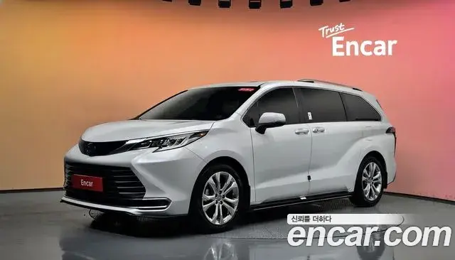 Toyota Sienna 2023 — Фото 1/20