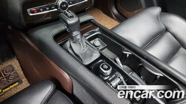Volvo XC90 2018 — Şəkil 15/20
