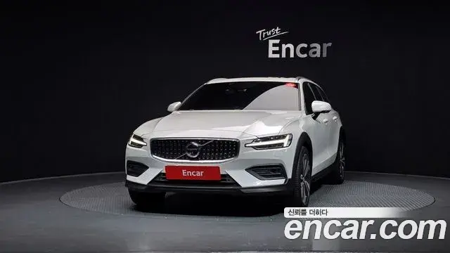 Volvo V60 Cross Country 2020 — Фото 3/20