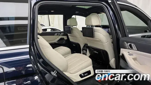 BMW X7 2021 — ფოტო 16/20