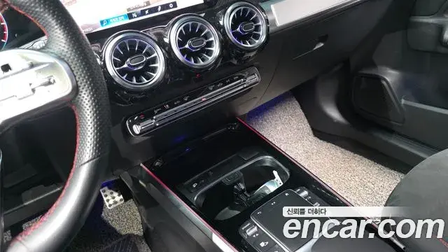 Mercedes-Benz GLB-Class 2022 — Фото 17/20