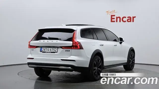 Volvo V60 Cross Country 2023 — Фото 2/20