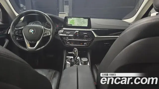 BMW 5 Series 2018 — Фото 18/20