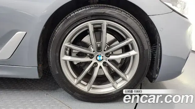 BMW 5 Series 2019 — Şəkil 19/20