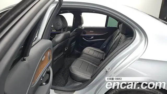 Mercedes-Benz E-Class 2021 — Фото 11/20