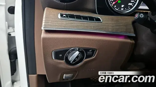 Mercedes-Benz E-Class 2019 — Фото 18/20