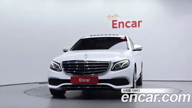 Mercedes-Benz E-Class 2020 — Фото 1/20
