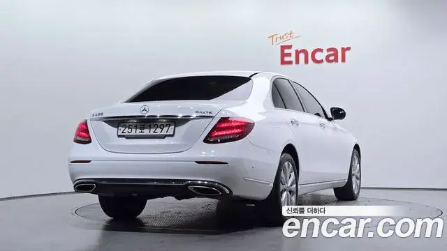 Mercedes-Benz E-Class 2020 — Фото 2/20