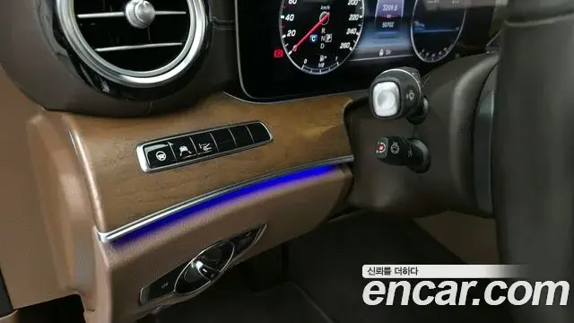 Mercedes-Benz E-Class 2020 — Фото 17/20