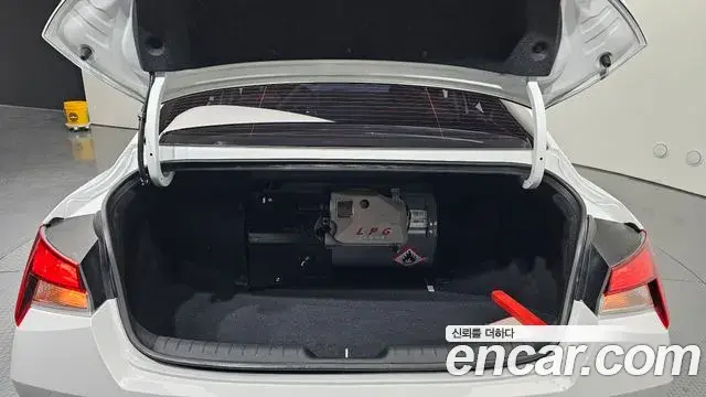 Hyundai The New Avante Hybrid 2023 — ფოტო 2/20