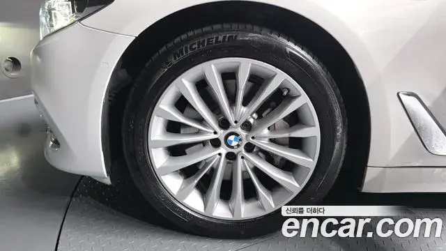 BMW 5 Series 2019 — Photo 1/20
