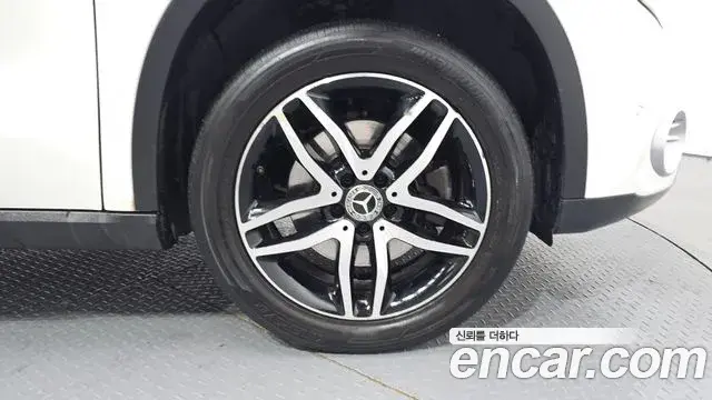 Mercedes-Benz GLA-Class 2019 — Şəkil 10/34
