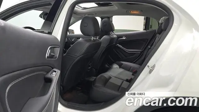 Mercedes-Benz GLA-Class 2019 — Şəkil 8/34
