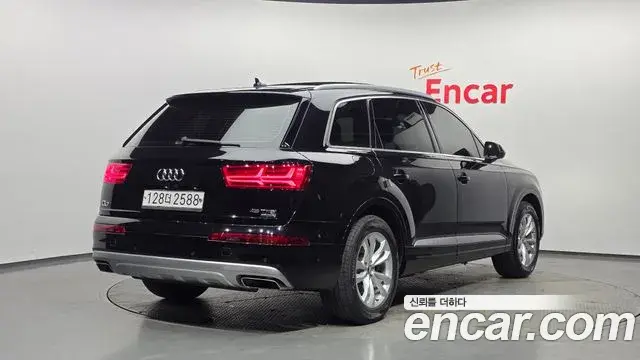 Audi Q7 2019 — ფოტო 5/30