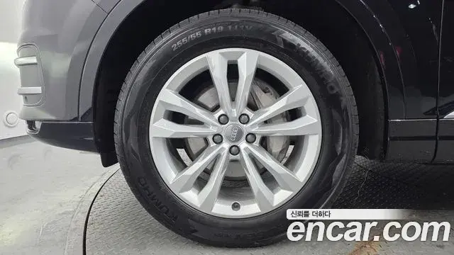 Audi Q7 2019 — ფოტო 7/30
