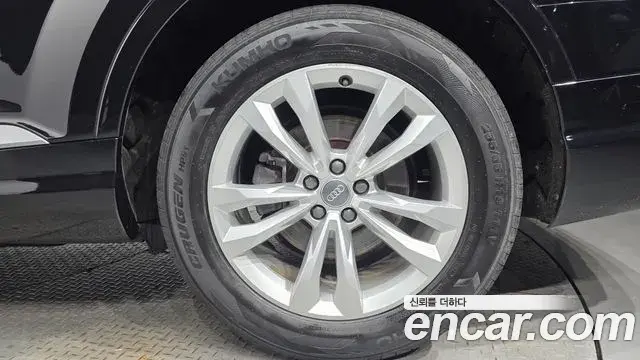 Audi Q7 2019 — ფოტო 8/30
