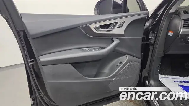 Audi Q7 2019 — ფოტო 11/30