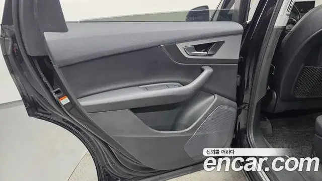Audi Q7 2019 — ფოტო 15/30