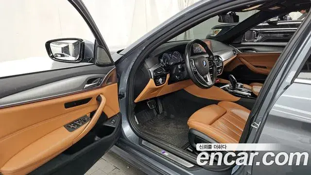 BMW 5 Series 2018 — Фото 9/20