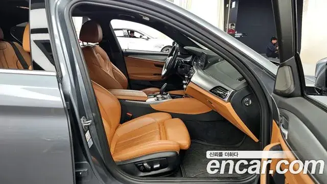 BMW 5 Series 2018 — Фото 11/20
