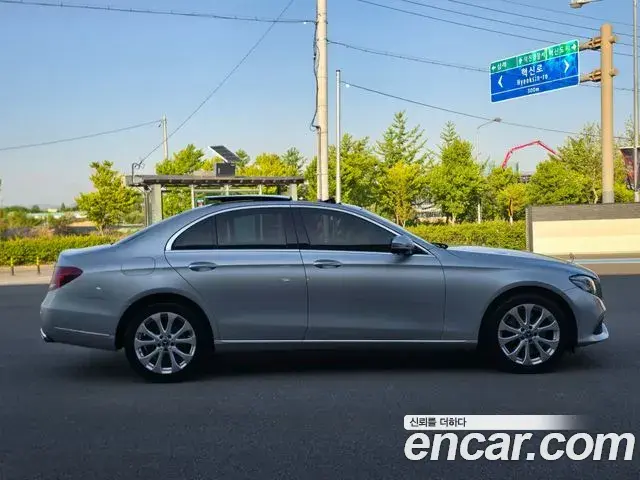 Mercedes-Benz E-Class 2019 — Photo 13/20