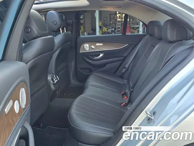Mercedes-Benz E-Class 2019 — Photo 8/20