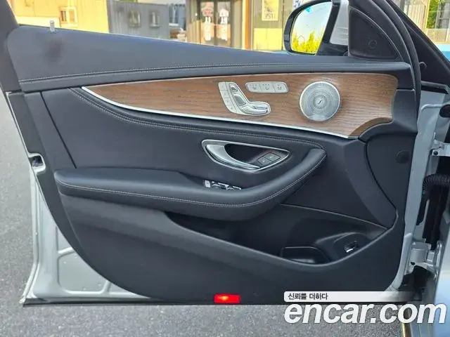 Mercedes-Benz E-Class 2019 — Photo 9/20
