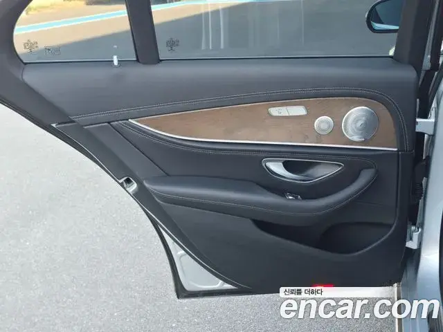 Mercedes-Benz E-Class 2019 — Photo 11/20