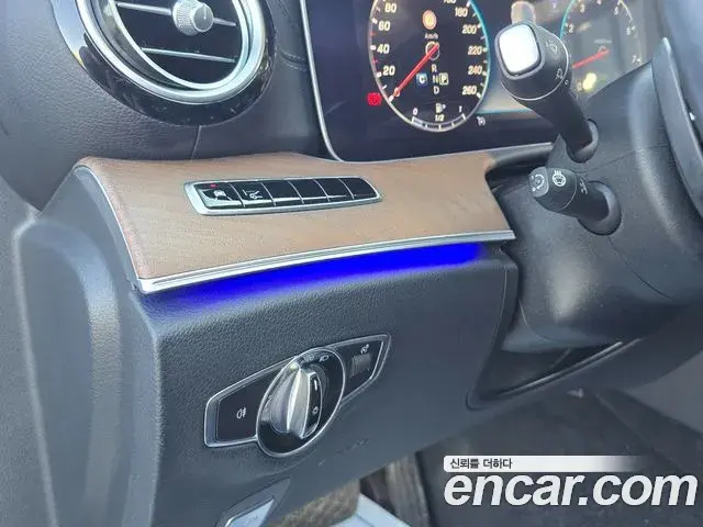 Mercedes-Benz E-Class 2019 — Photo 16/20