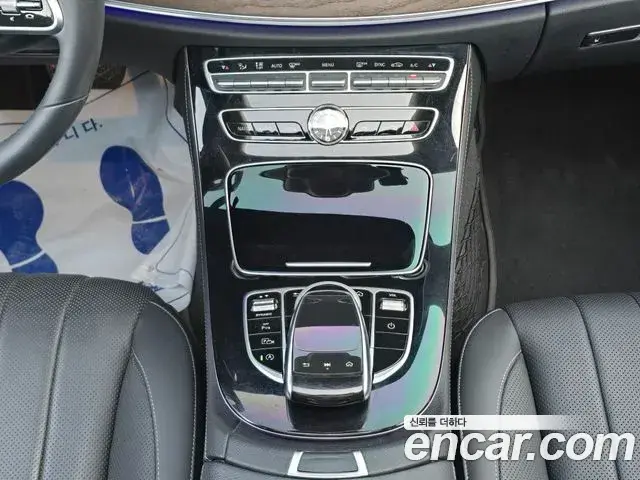 Mercedes-Benz E-Class 2019 — Photo 12/20