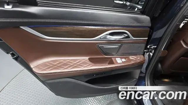 BMW 7 Series 2019 — Photo 29/33