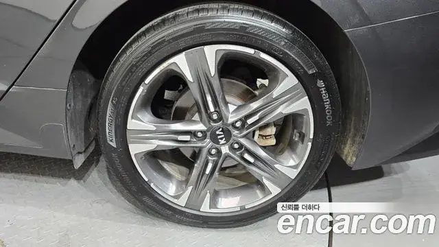 Kia K5 2020 — Şəkil 28/32