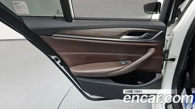 BMW 5 Series 2020 — ფოტო 11/40