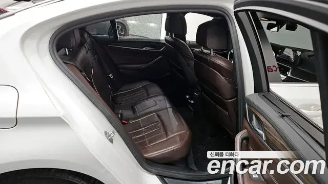 BMW 5 Series 2020 — ფოტო 13/40
