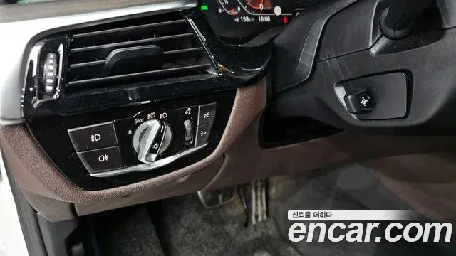 BMW 5 Series 2020 — ფოტო 39/40