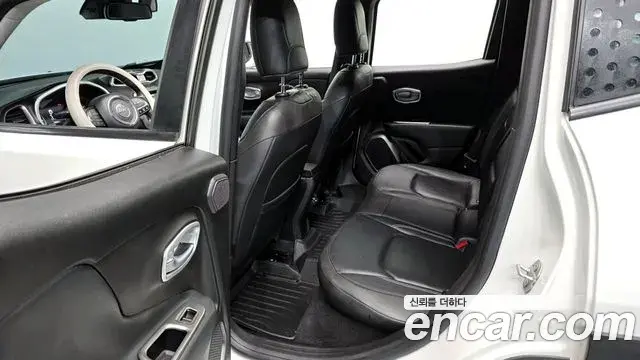 Jeep Renegade 2019 — Photo 28/35