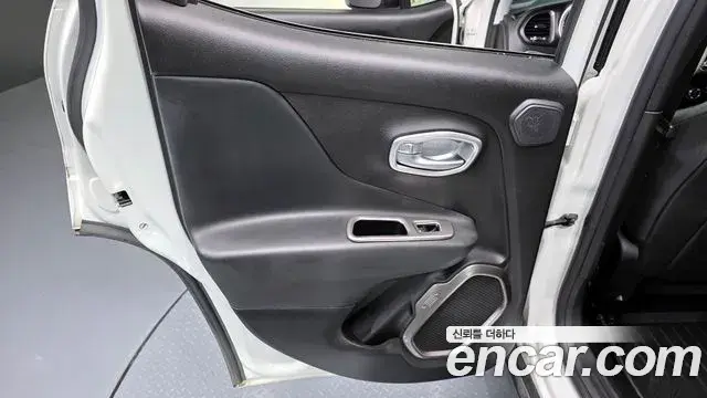 Jeep Renegade 2019 — Photo 29/35