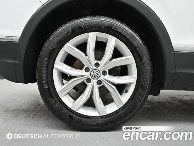 Volkswagen Tiguan 2018 — Şəkil 13/20