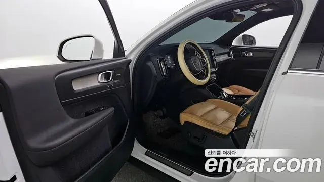 Volvo XC40 2019 — Photo 10/33